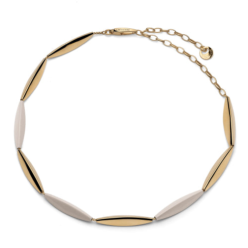 Découvrez le Unoaerre Ivory Aria Collier. Ce bijou allie design raffiné, finition soignée et élégance intemporelle.