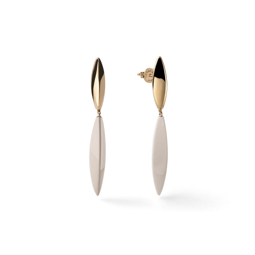 Discover the Unoaerre Golden silver ivory earrings. Golden silver drop earrings with white ivory elements.