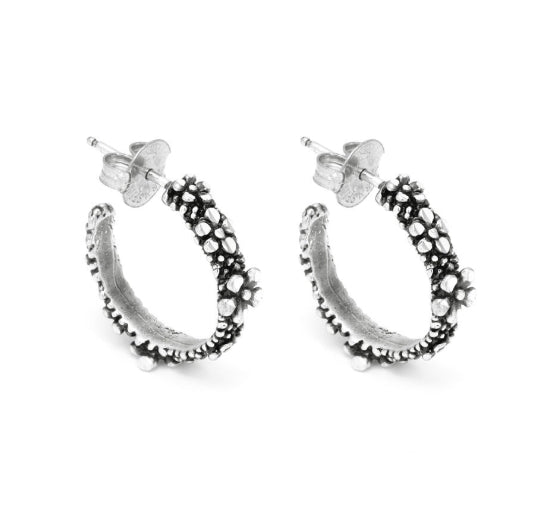 Discover the Giovanni Raspini Wildflowers Hoop Earrings. Delicate sterling silver hoops inspired by wildflower elegance.