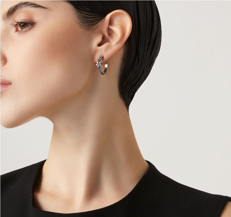 Detailed craftsmanship view of the Giovanni Raspini Wildflowers Hoop Earrings. These timeless earrings feature a polished finish that catches the light beautifully, perfect for everyday wear or special occasions.