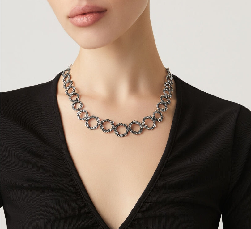 Detailed craftsmanship view of the Giovanni Raspini Wildflowers Necklace. This timeless piece features intricate detailing that captures the natural beauty of blooming flowers, perfect for everyday wear or special occasions.