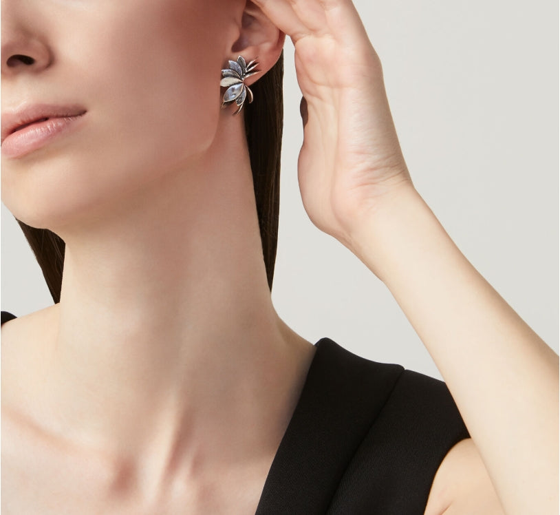 Detailed craftsmanship view of the Giovanni Raspini Skin Earrings. These minimalist studs feature a polished finish that catches light beautifully, making them perfect for layering or wearing alone.