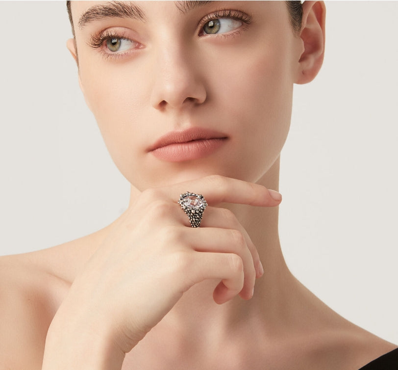 Detailed craftsmanship view of the Giovanni Raspini Shine Big Ring. This timeless ring features a beautiful stone centerpiece that catches the light with every movement, adding sophistication to any occasion.