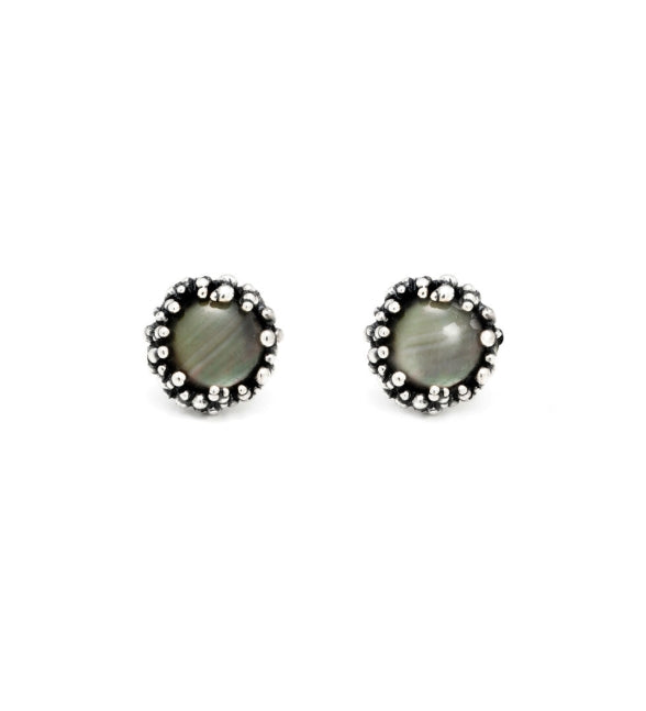 Discover the Giovanni Raspini Maui Stud Earrings. Elegant sterling silver stud earrings featuring a lustrous stone centerpiece.