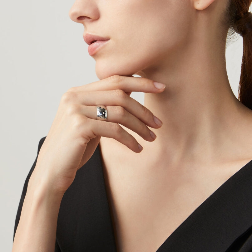 Detailed craftsmanship view of the Giovanni Raspini Rock Ring. Crafted from premium 925 sterling silver, it features a distinctive rock-inspired design that catches the light beautifully.