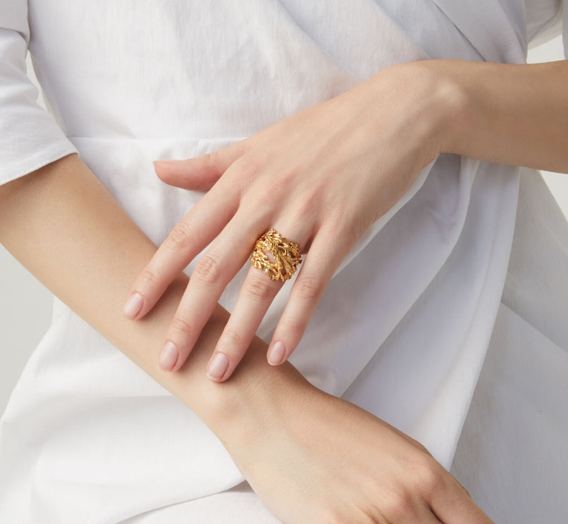 Vue détaillée du savoir-faire artisanal du Giovanni Raspini Coral Bague. Ce bijou allie design raffiné, finition soignée et élégance intemporelle.