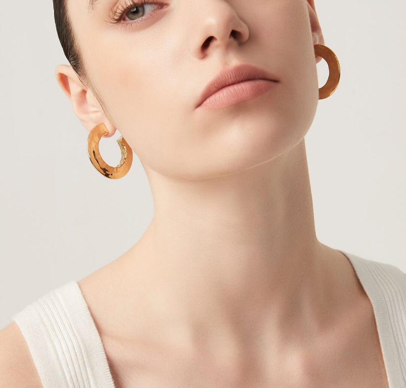 Detailed craftsmanship view of the Giovanni Raspini Blade Small Earrings. The Blade design features a sleek, minimalist silhouette that complements any styleâ€â€perfect for everyday wear or layering with other pieces.