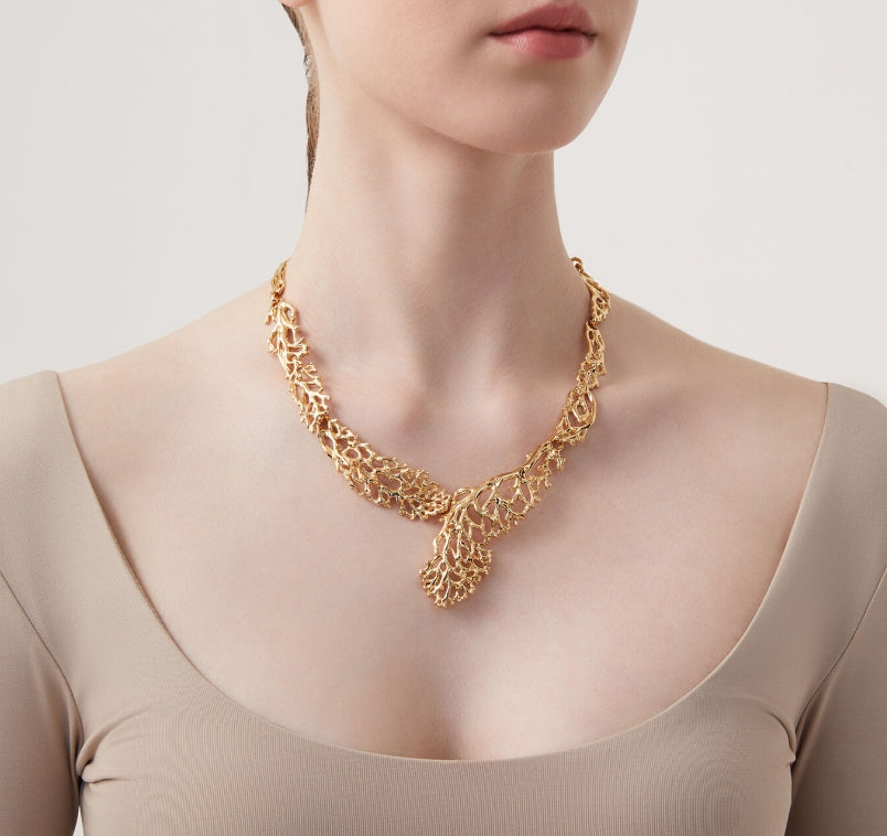 Vue détaillée du savoir-faire artisanal du Giovanni Raspini Coral Collier. Ce bijou allie design raffiné, finition soignée et élégance intemporelle.