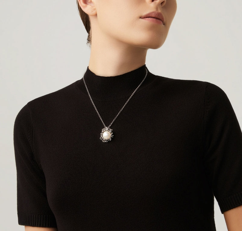 Detailed craftsmanship view of the Giovanni Raspini Anemone Pendant Necklace. The timeless design combines the warmth of precious metal with the natural beauty of a genuine pearl, creating a sophisticated piece perfect for everyday wear or special occasions.