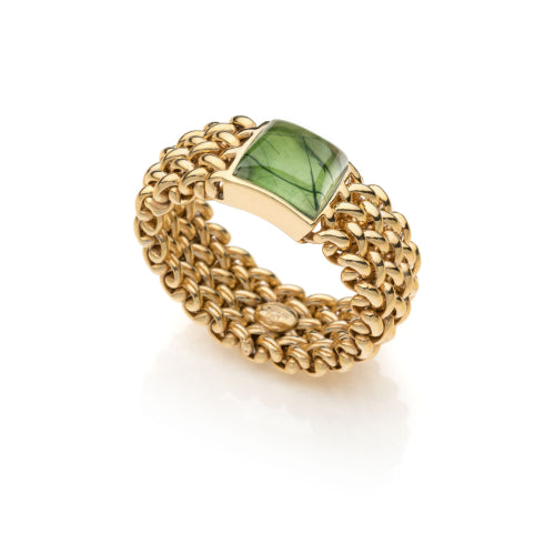 Discover the Unoaerre Chicco Ring Green Quartz. Gold-plated silver ring with square cut green peridot quartz, Chicco collection.
