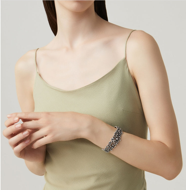 Detailed craftsmanship view of the Giovanni Raspini perlage bangle. This versatile piece combines sophisticated craftsmanship with everyday wearability, perfect for stacking or wearing solo.