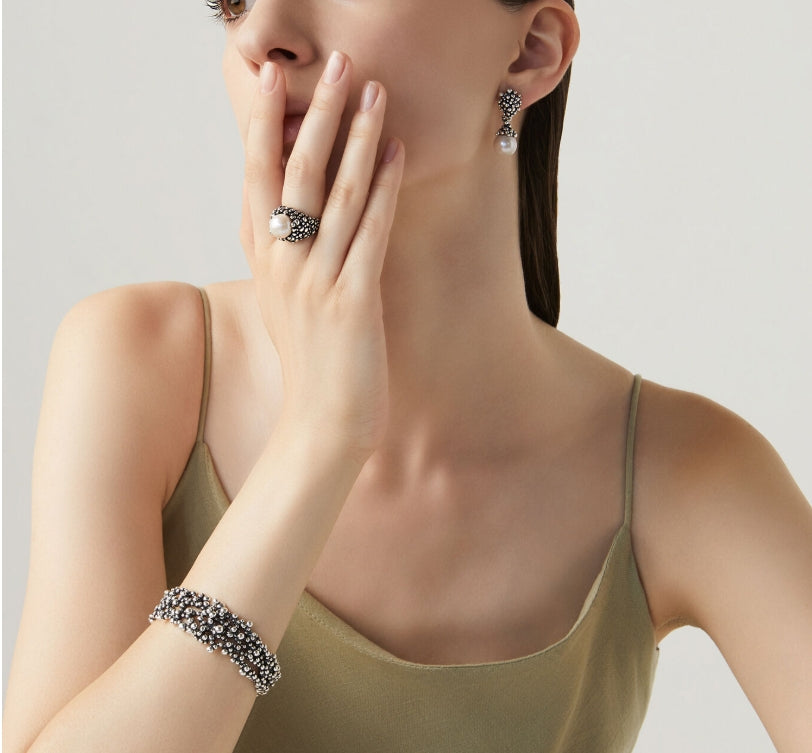 Close-up perspective of the Giovanni Raspini perlage bangle highlighting the texture and design. The smooth, polished finish catches light beautifully, while the classic silhouette complements any style.