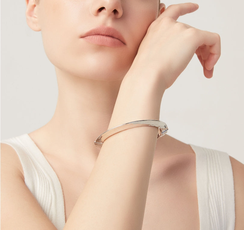 Detailed craftsmanship view of the Giovanni Raspini Bangle Blade Small. The small size offers a refined fit for everyday wear or layering with other bracelets.