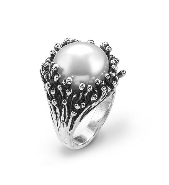 Discover the Giovanni Raspini Anemone Ring. Elegant sterling silver ring featuring a lustrous pearl centerpiece, inspired by the delicate beauty of sea anemones.