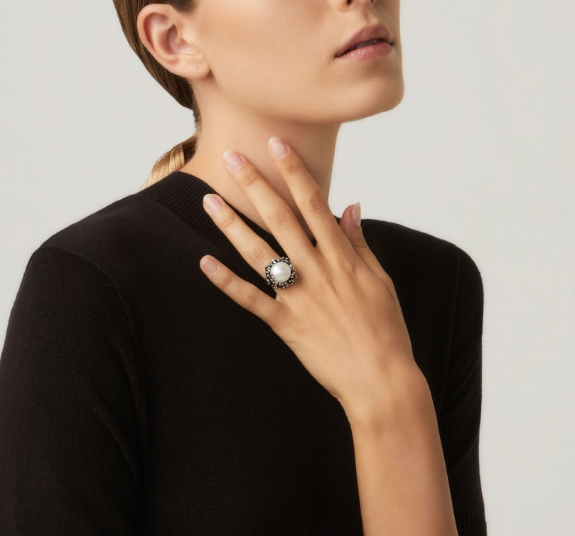 Detailed craftsmanship view of the Giovanni Raspini Anemone Ring. The smooth, polished band provides a timeless foundation for the organic pearl, creating a sophisticated piece perfect for everyday wear or special occasions.