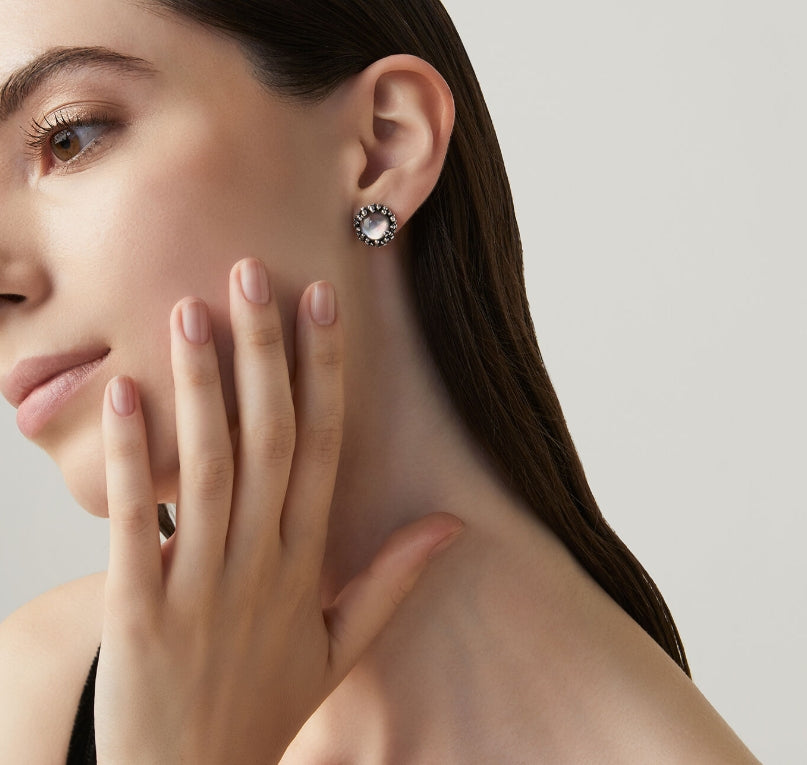 Detailed craftsmanship view of the Giovanni Raspini Maui Stud Earrings. These timeless studs offer understated sophistication, perfect for everyday wear or special occasions.