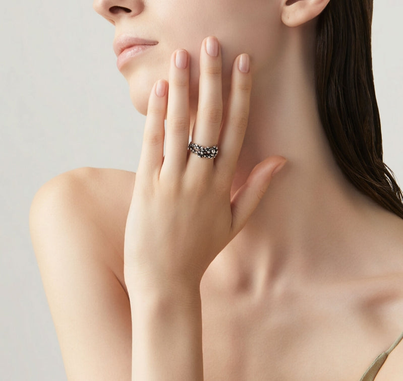 Detailed craftsmanship view of the Giovanni Raspini Perlage small Ring. This refined piece combines timeless craftsmanship with contemporary design, perfect for everyday wear or special occasions.